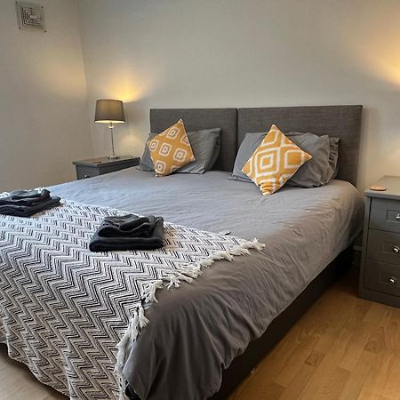 Spacious Ground Floor Suite Comfortably Sleeps Up To Eight 哈利法克斯 外观 照片