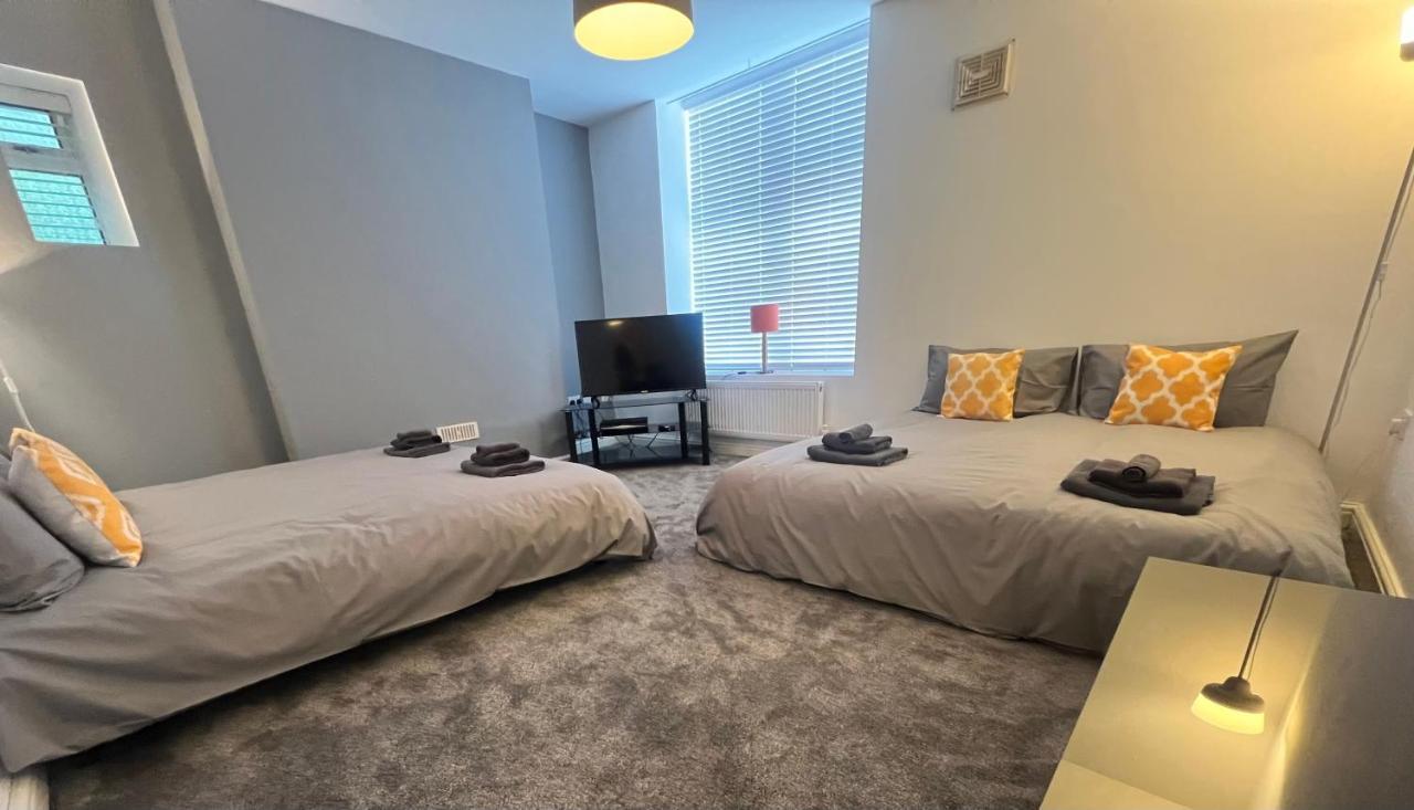 Spacious Ground Floor Suite Comfortably Sleeps Up To Eight 哈利法克斯 外观 照片