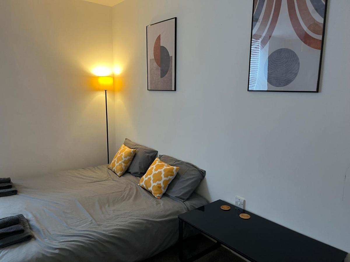 Spacious Ground Floor Suite Comfortably Sleeps Up To Eight 哈利法克斯 外观 照片