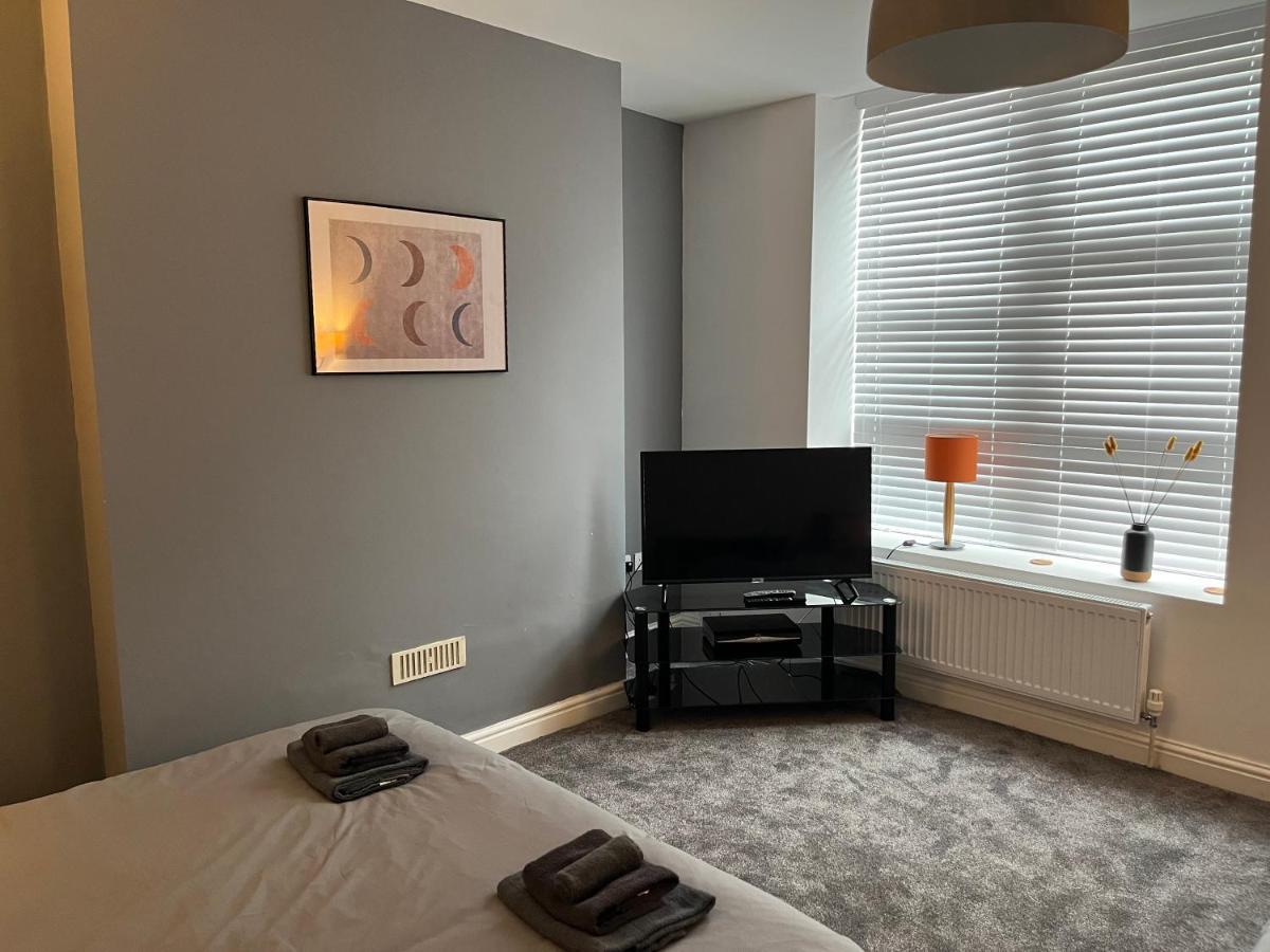 Spacious Ground Floor Suite Comfortably Sleeps Up To Eight 哈利法克斯 外观 照片