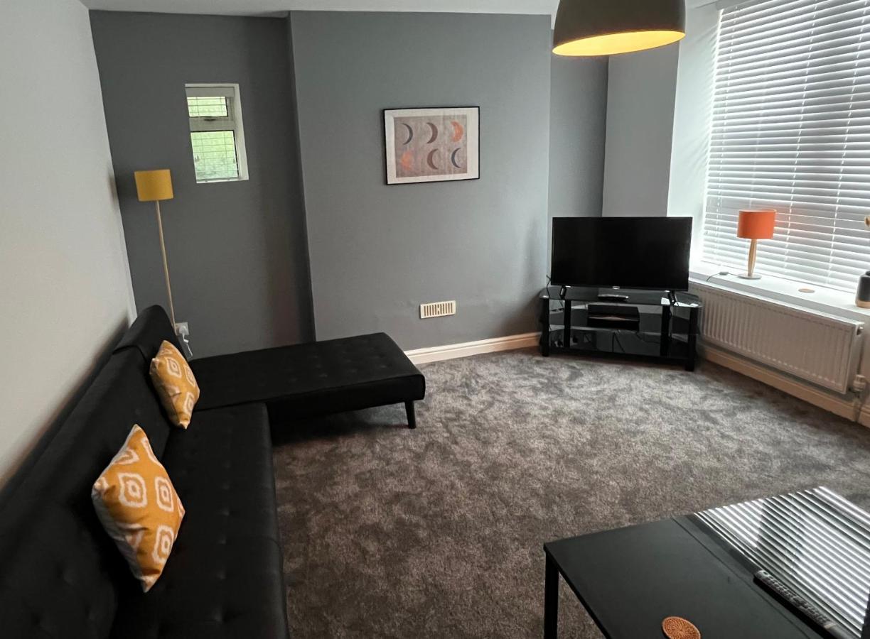 Spacious Ground Floor Suite Comfortably Sleeps Up To Eight 哈利法克斯 外观 照片