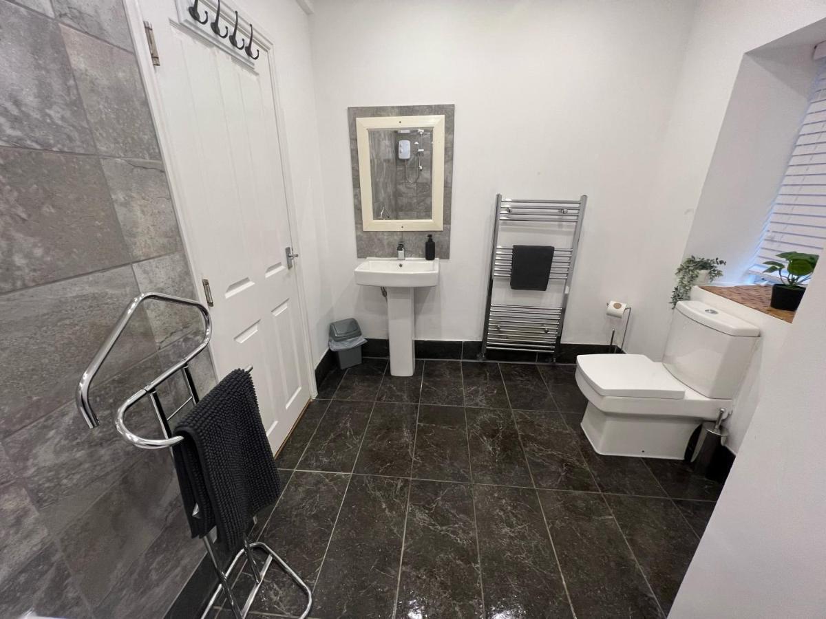 Spacious Ground Floor Suite Comfortably Sleeps Up To Eight 哈利法克斯 外观 照片