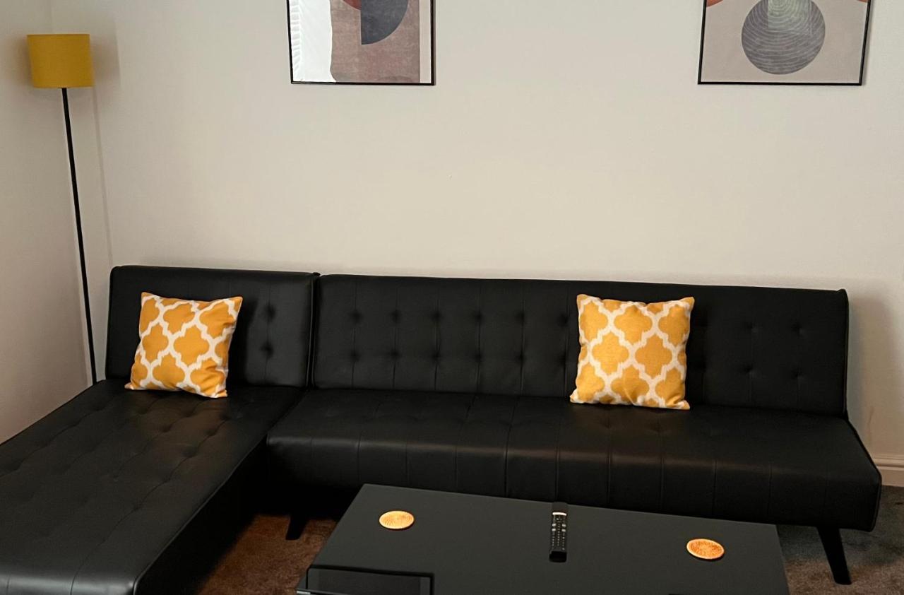 Spacious Ground Floor Suite Comfortably Sleeps Up To Eight 哈利法克斯 外观 照片