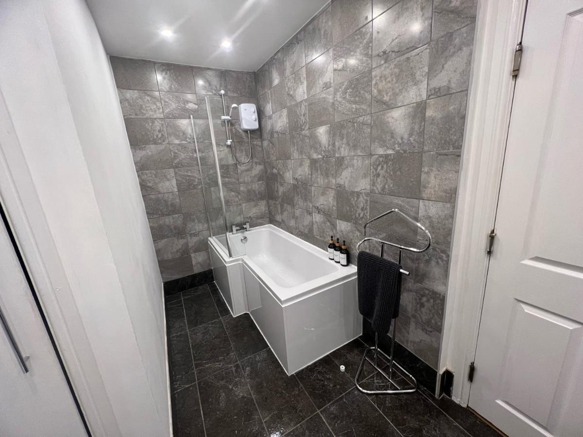 Spacious Ground Floor Suite Comfortably Sleeps Up To Eight 哈利法克斯 外观 照片