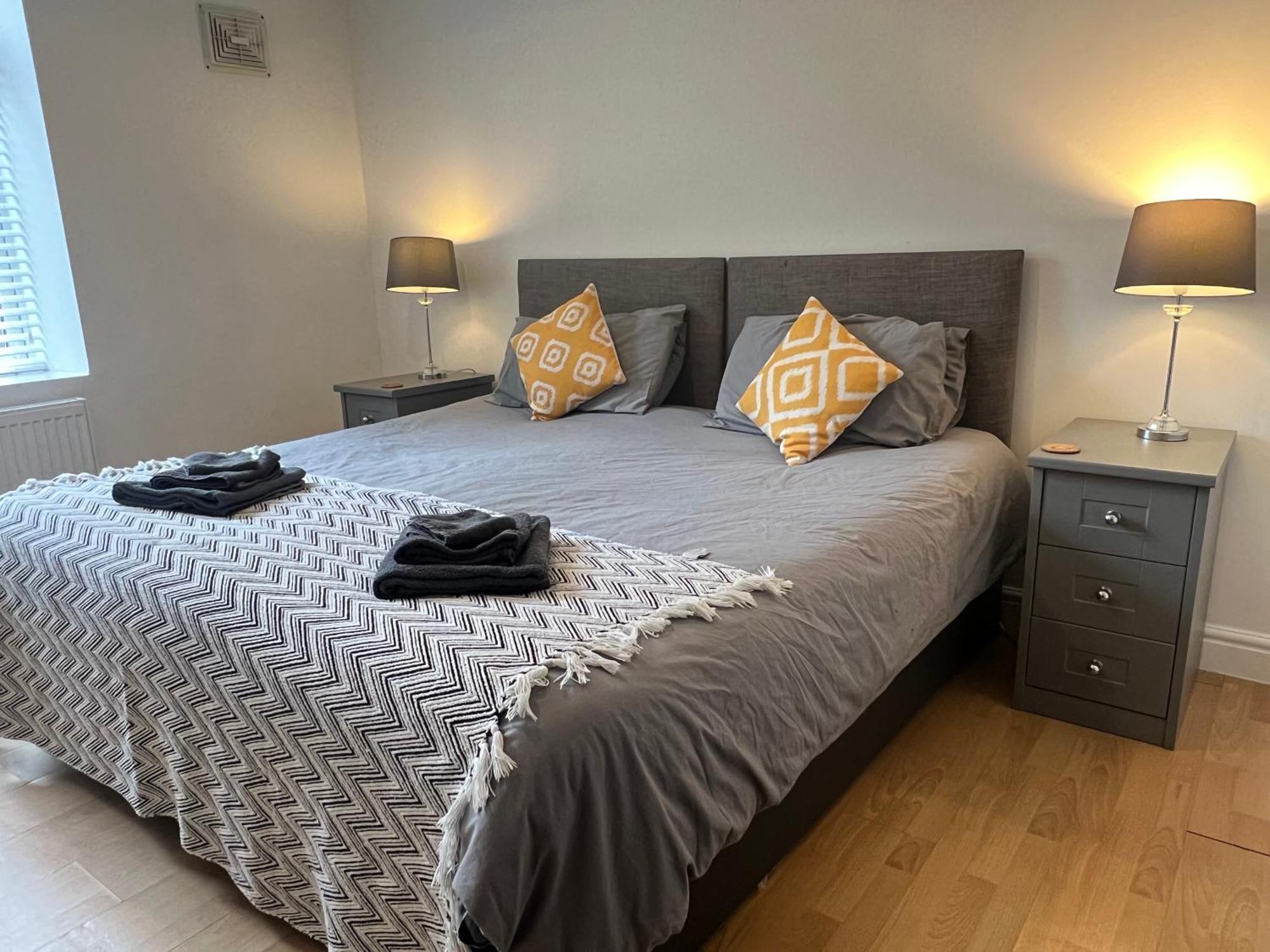 Spacious Ground Floor Suite Comfortably Sleeps Up To Eight 哈利法克斯 外观 照片
